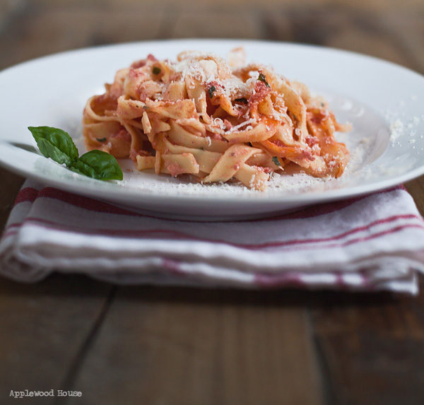 Pasta mit Ricotta und Tomaten, ein ganz schnelles und einfaches Rezept, sieht aber trotzdem nach was aus und schmeckt köstlich!