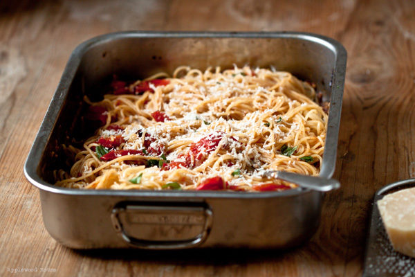 Spaghetti mit Ofentomaten und Knoblauch im Ofen geschmort mit Rezept
