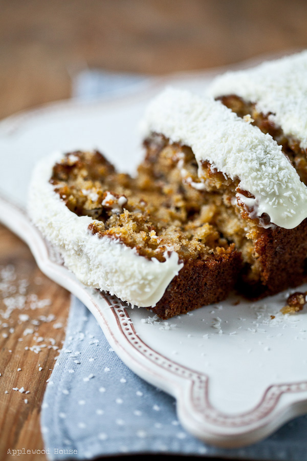 Carrot Cake, ein köstlicher Kuchen mit Möhren, Ananas und Kokosflocken