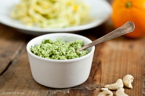 Pesto aus Broccoli, Cashews und Orangen mit Spätzle