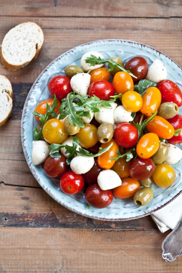 Tomatensalat Caprese mit Oliven und Rucola - applewoodhouse.de