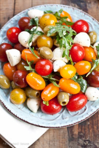 Tomatensalat mit Mozzarella, Oliven und Rucola