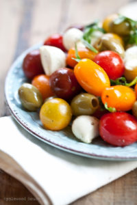 Tomatensalat mit Mozzarella, Oliven und Rucola