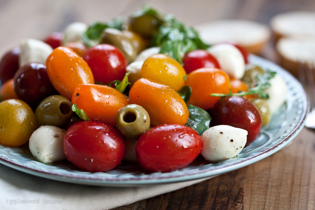 Tomatensalat Caprese mit Oliven und Rucola - applewoodhouse.de