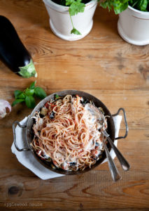 Pasta alla Norma mit Aubergine, Tomaten und Ricotta, ein köstliches italienisches Rezept.